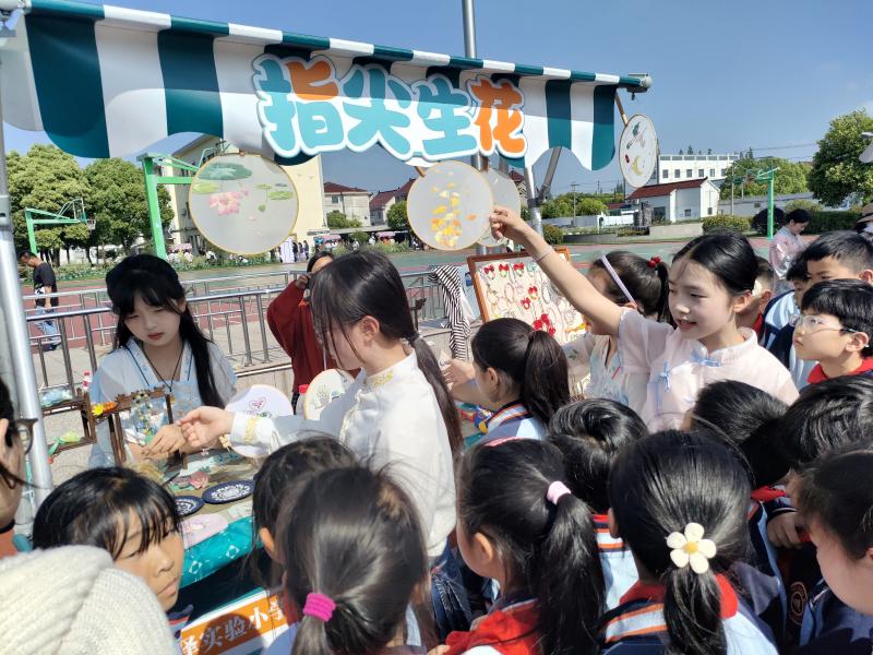 盛泽小学“指尖生花”社团参加吴江区中小学劳动教育现场推进会 (3).jpg