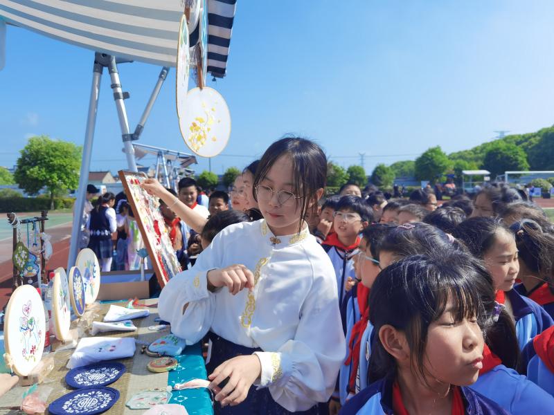 盛泽小学“指尖生花”社团参加吴江区中小学劳动教育现场推进会 (1).jpg